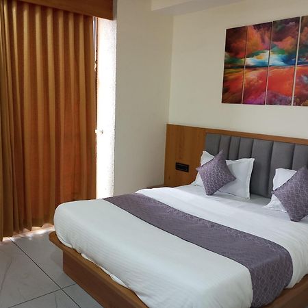 Hotel R K Villa Ahmedabad Buitenkant foto
