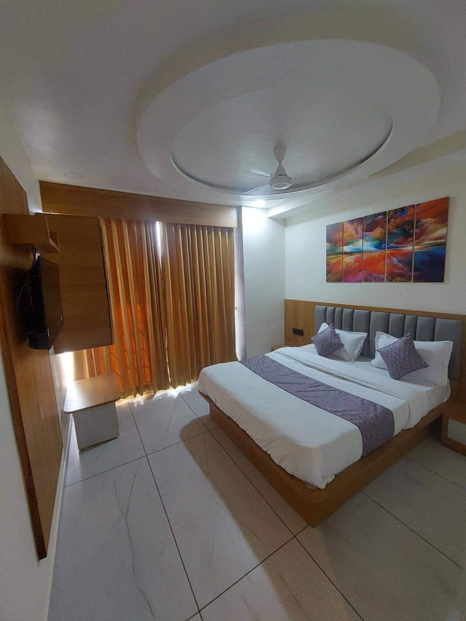 Hotel R K Villa Ahmedabad Buitenkant foto