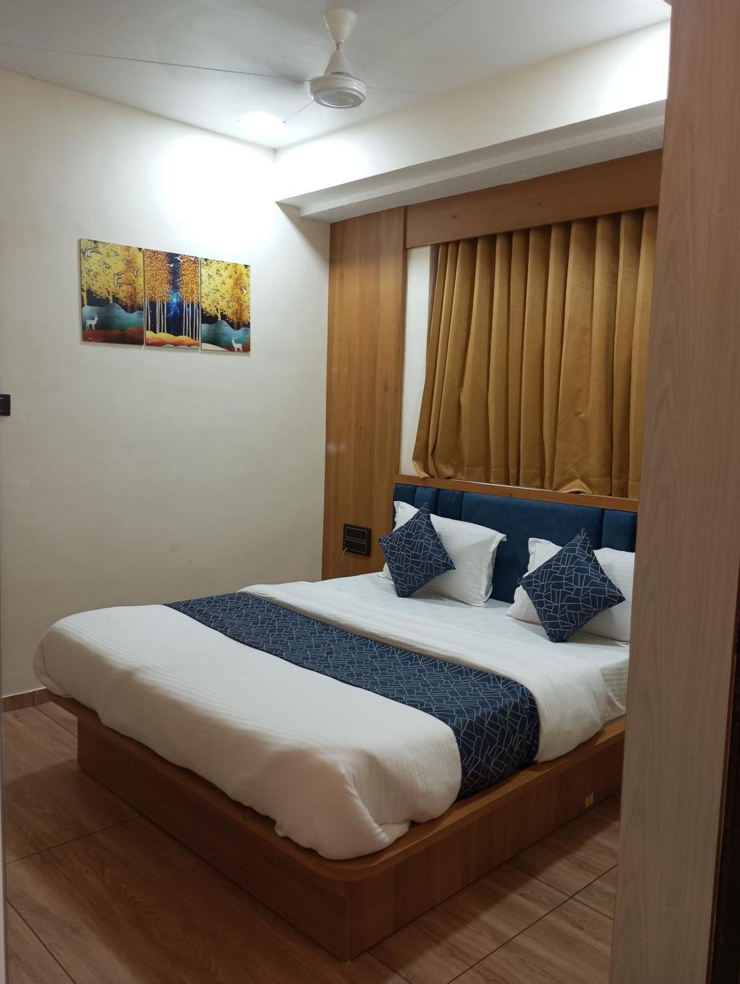 Hotel R K Villa Ahmedabad Buitenkant foto