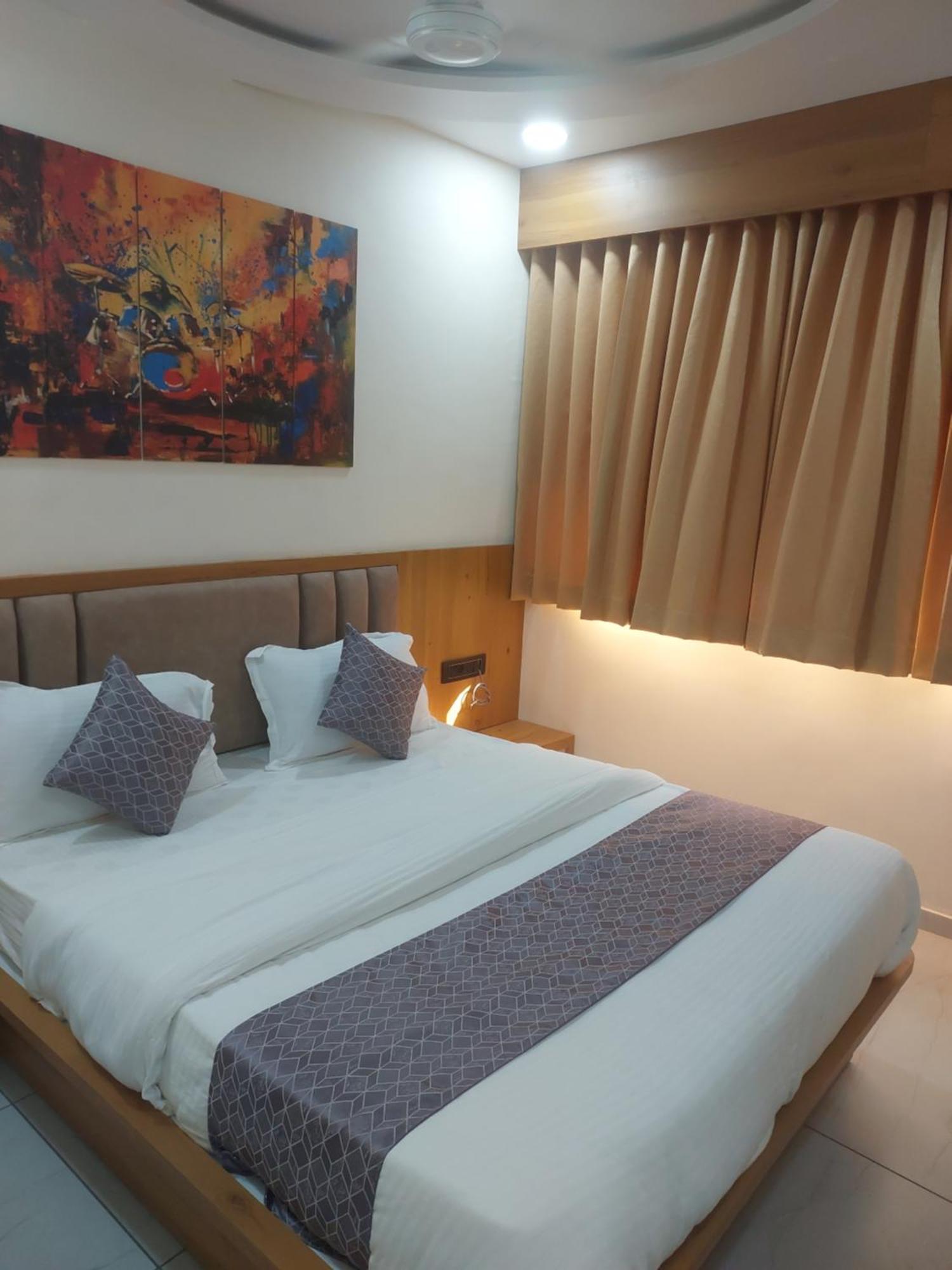Hotel R K Villa Ahmedabad Buitenkant foto